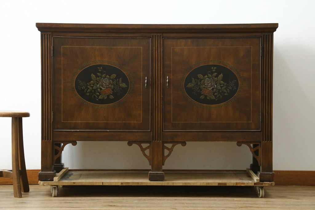 中古　希少モデル!!　DREXEL HERITAGE(ドレクセルヘリテイジ)　シノワズリ様式　優美な花絵と脚部の透かし飾りが目を惹くサイドボード (R-090511)