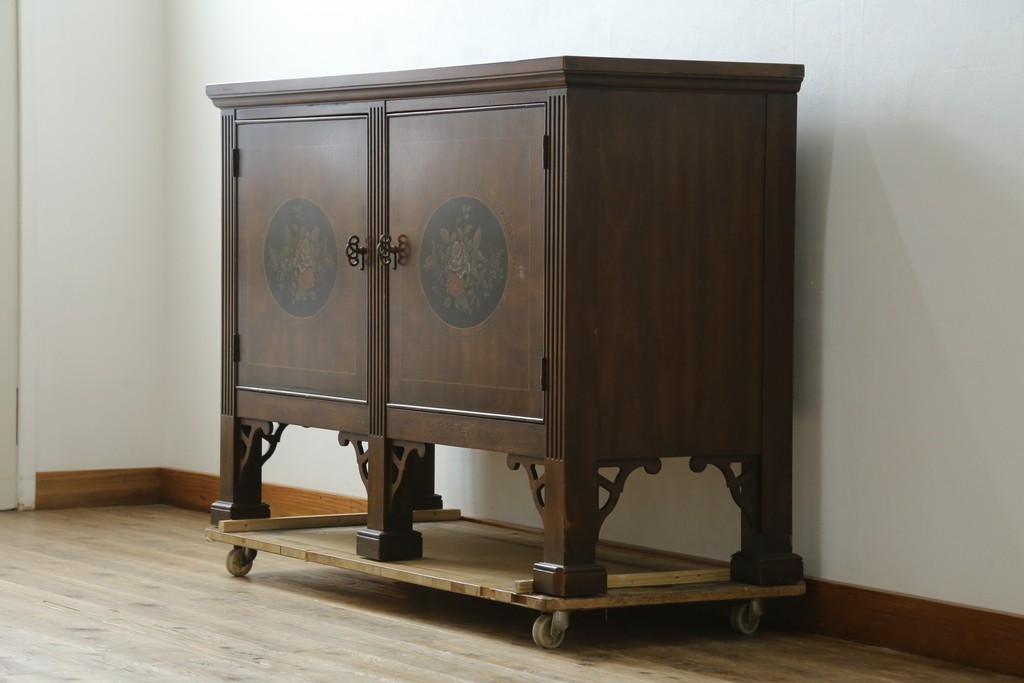 中古　希少モデル!!　DREXEL HERITAGE(ドレクセルヘリテイジ)　シノワズリ様式　優美な花絵と脚部の透かし飾りが目を惹くサイドボード (R-090511)