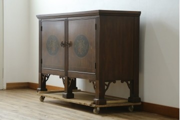 中古　希少モデル!!　DREXEL HERITAGE(ドレクセルヘリテイジ)　シノワズリ様式　優美な花絵と脚部の透かし飾りが目を惹くサイドボード (R-090511)