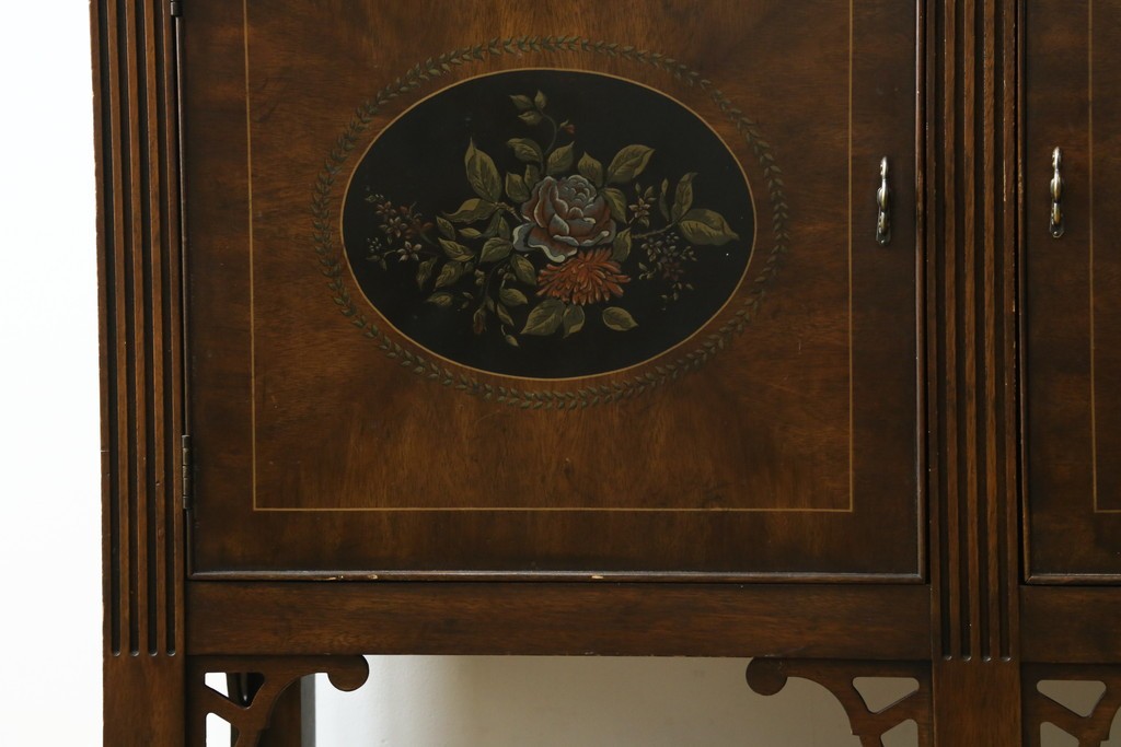 中古　希少モデル!!　DREXEL HERITAGE(ドレクセルヘリテイジ)　シノワズリ様式　優美な花絵と脚部の透かし飾りが目を惹くサイドボード (R-090511)