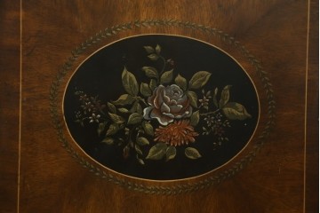中古　希少モデル!!　DREXEL HERITAGE(ドレクセルヘリテイジ)　シノワズリ様式　優美な花絵と脚部の透かし飾りが目を惹くサイドボード (R-090511)