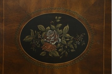 中古　希少モデル!!　DREXEL HERITAGE(ドレクセルヘリテイジ)　シノワズリ様式　優美な花絵と脚部の透かし飾りが目を惹くサイドボード (R-090511)