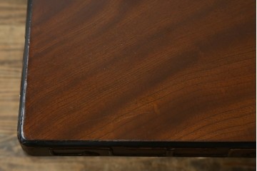和製アンティーク　昭和初期　高級工芸家具!!　総欅(けやき)材　上杢一枚板　天板を縁取る雷文彫刻と見事な杢目が魅力の座卓　(R-090512)