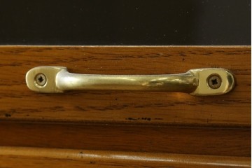 イギリスヴィンテージ　1980年頃　Lloyd's Antiques(ロイズ・アンティークス)取り扱い　オーク材　20杯の引き出しが並ぶ縦型シャツケース　(R-090515)
