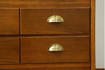 イギリスヴィンテージ　1980年頃　Lloyd's Antiques(ロイズ・アンティークス)取り扱い　オーク材　20杯の引き出しが並ぶ縦型シャツケース　(R-090515)