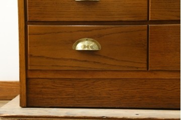 イギリスヴィンテージ　1980年頃　Lloyd's Antiques(ロイズ・アンティークス)取り扱い　オーク材　20杯の引き出しが並ぶ縦型シャツケース　(R-090515)