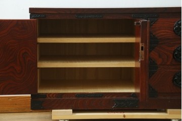 中古　美品　岩谷堂箪笥　テレビ台にもおすすめ!　金具と美しい木目が重厚さを添えるローボード　(R-090516)