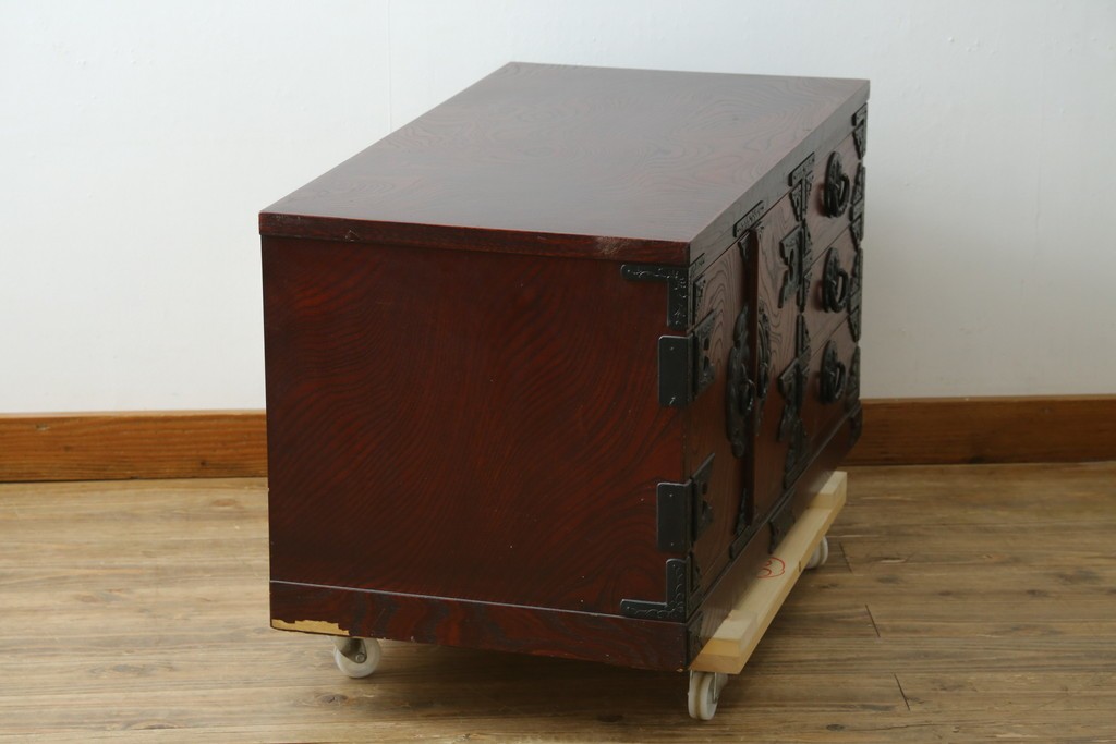 中古　美品　岩谷堂箪笥　テレビ台にもおすすめ!　金具と美しい木目が重厚さを添えるローボード　(R-090516)