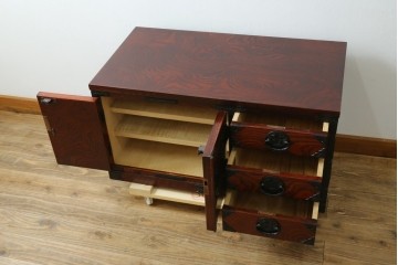 中古　美品　岩谷堂箪笥　テレビ台にもおすすめ!　金具と美しい木目が重厚さを添えるローボード　(R-090516)