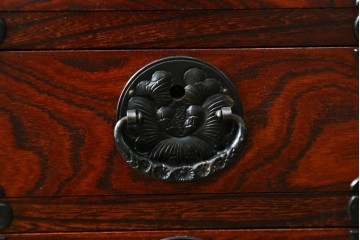 中古　美品　岩谷堂箪笥　テレビ台にもおすすめ!　金具と美しい木目が重厚さを添えるローボード　(R-090516)