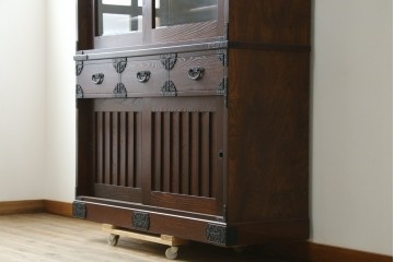 中古　駿河民芸　ガラス引き戸と引き出しを備えた端正な重ね水屋箪笥　(R-090517)