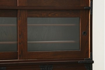中古　駿河民芸　ガラス引き戸と引き出しを備えた端正な重ね水屋箪笥　(R-090517)