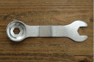 中古　駿河民芸　ガラス引き戸と引き出しを備えた端正な重ね水屋箪笥　(R-090517)
