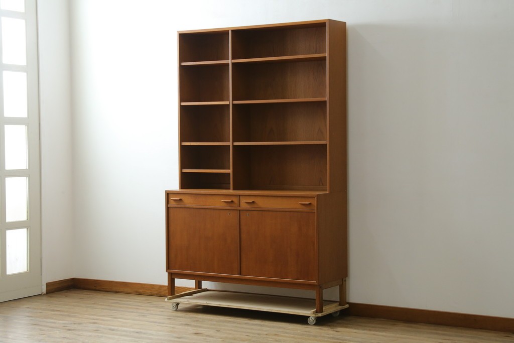 ヨーロッパヴィンテージ　1960年頃　Interier Praha(インテリア・プラハ)社　チーク材　見せる収納と隠す収納を備えたシェルフ　(R-090522)
