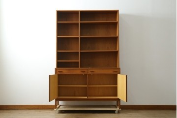 ヨーロッパヴィンテージ　1960年頃　Interier Praha(インテリア・プラハ)社　チーク材　見せる収納と隠す収納を備えたシェルフ　(R-090522)