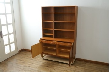 ヨーロッパヴィンテージ　1960年頃　Interier Praha(インテリア・プラハ)社　チーク材　見せる収納と隠す収納を備えたシェルフ　(R-090522)