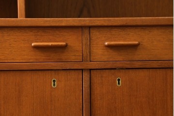 ヨーロッパヴィンテージ　1960年頃　Interier Praha(インテリア・プラハ)社　チーク材　見せる収納と隠す収納を備えたシェルフ　(R-090522)