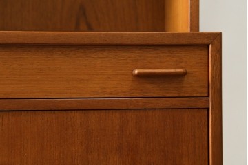 ヨーロッパヴィンテージ　1960年頃　Interier Praha(インテリア・プラハ)社　チーク材　見せる収納と隠す収納を備えたシェルフ　(R-090522)
