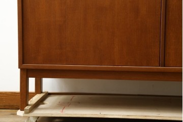 ヨーロッパヴィンテージ　1960年頃　Interier Praha(インテリア・プラハ)社　チーク材　見せる収納と隠す収納を備えたシェルフ　(R-090522)