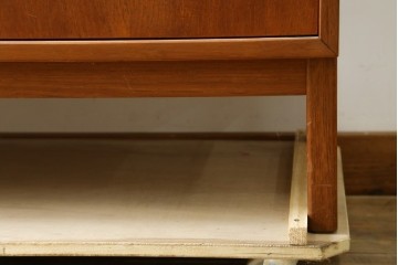 ヨーロッパヴィンテージ　1960年頃　Interier Praha(インテリア・プラハ)社　チーク材　見せる収納と隠す収納を備えたシェルフ　(R-090522)