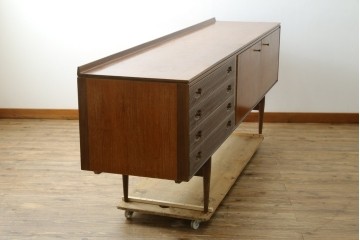 イギリスヴィンテージ　1950年から1960年頃　Archie Shine(アーチ・シャイン) 　Robert Heritage(ロバート・ヘリテイジ) デザイン　チーク材　デザインセンター賞を受賞したサイドボード　(R-090523)