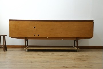 イギリスヴィンテージ　1950年から1960年頃　Archie Shine(アーチ・シャイン) 　Robert Heritage(ロバート・ヘリテイジ) デザイン　チーク材　デザインセンター賞を受賞したサイドボード　(R-090523)