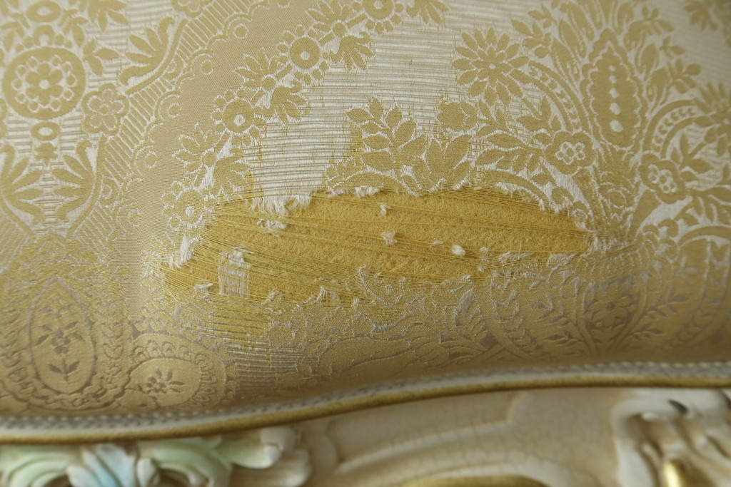 中古　SILIK(シリック)　繊細な装飾が気品あふれるロココ調チェア　定価約41万円　(R-090525)