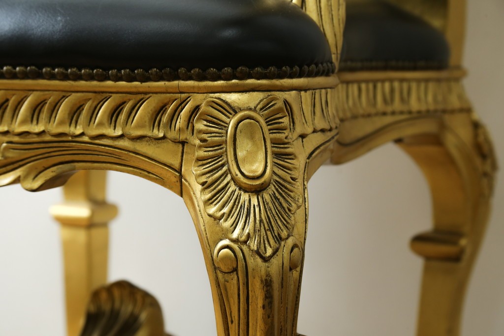 中古　本革(レザー)　横浜家具取り扱い　Camerin(カメリン)　Baroque(バロック)シリーズ　1011　重厚感漂う大型ハイバックアームチェア　定価約75万円　(R-090526)