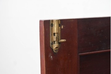 イギリスアンティーク　1920年頃　マホガニー材　彫刻装飾とミラーを備えたクラシカルなキャビネット　(R-090531)