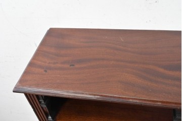 イギリスアンティーク　1920年頃　マホガニー材　彫刻装飾とミラーを備えたクラシカルなキャビネット　(R-090531)