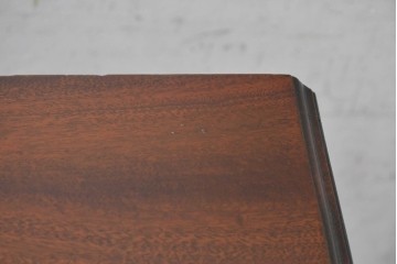 イギリスアンティーク　1920年頃　マホガニー材　彫刻装飾とミラーを備えたクラシカルなキャビネット　(R-090531)