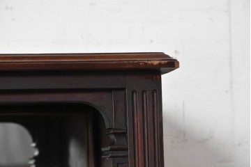 イギリスアンティーク　1920年頃　マホガニー材　彫刻装飾とミラーを備えたクラシカルなキャビネット　(R-090531)