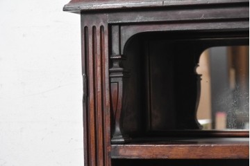 イギリスアンティーク　1920年頃　マホガニー材　彫刻装飾とミラーを備えたクラシカルなキャビネット　(R-090531)