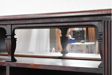 イギリスアンティーク　1920年頃　マホガニー材　彫刻装飾とミラーを備えたクラシカルなキャビネット　(R-090531)