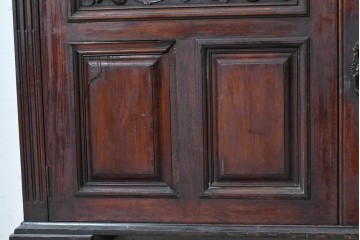 イギリスアンティーク　1920年頃　マホガニー材　彫刻装飾とミラーを備えたクラシカルなキャビネット　(R-090531)