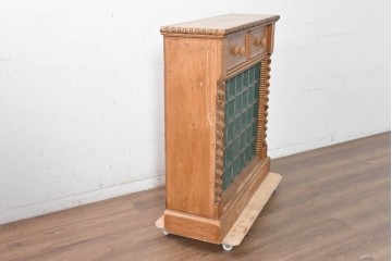 ヨーロッパヴィンテージ　パイン材　アンティーク調　ツイスト装飾が印象的な引き出し付きワインラック　(R-090532)