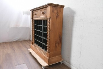 ヨーロッパヴィンテージ　パイン材　アンティーク調　ツイスト装飾が印象的な引き出し付きワインラック　(R-090532)