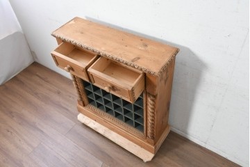 ヨーロッパヴィンテージ　パイン材　アンティーク調　ツイスト装飾が印象的な引き出し付きワインラック　(R-090532)