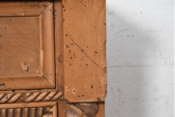 ヨーロッパヴィンテージ　パイン材　アンティーク調　ツイスト装飾が印象的な引き出し付きワインラック　(R-090532)