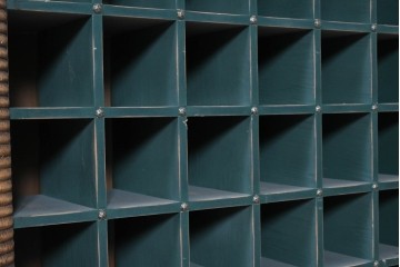 ヨーロッパヴィンテージ　パイン材　アンティーク調　ツイスト装飾が印象的な引き出し付きワインラック　(R-090532)