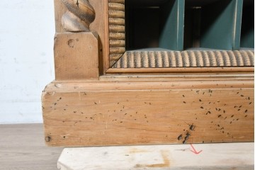 ヨーロッパヴィンテージ　パイン材　アンティーク調　ツイスト装飾が印象的な引き出し付きワインラック　(R-090532)