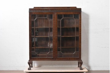 イギリスアンティーク　1920年頃　マホガニー材　ガラス扉と猫脚がクラシカルなキャビネット　(R-090535)