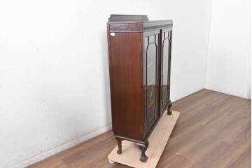 イギリスアンティーク　1920年頃　マホガニー材　ガラス扉と猫脚がクラシカルなキャビネット　(R-090535)