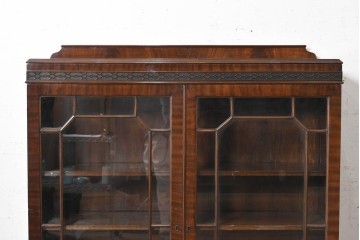 イギリスアンティーク　1920年頃　マホガニー材　ガラス扉と猫脚がクラシカルなキャビネット　(R-090535)