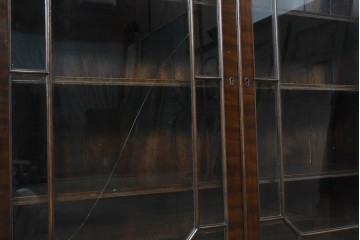 イギリスアンティーク　1920年頃　マホガニー材　ガラス扉と猫脚がクラシカルなキャビネット　(R-090535)