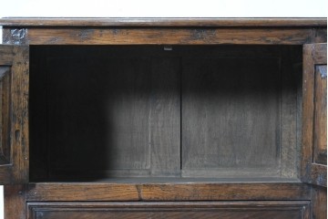 イギリスアンティーク　1930年頃　オーク材　リネンフォールドの彫刻が入った戸棚付きチェスト　(R-090537)