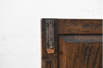 イギリスアンティーク　1930年頃　オーク材　リネンフォールドの彫刻が入った戸棚付きチェスト　(R-090537)