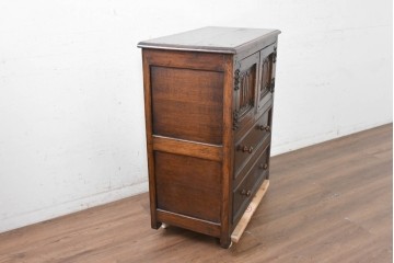 イギリスアンティーク　1930年頃　オーク材　リネンフォールドの彫刻が入った戸棚付きチェスト　(R-090537)