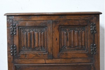 イギリスアンティーク　1930年頃　オーク材　リネンフォールドの彫刻が入った戸棚付きチェスト　(R-090537)