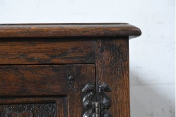 イギリスアンティーク　1930年頃　オーク材　リネンフォールドの彫刻が入った戸棚付きチェスト　(R-090537)